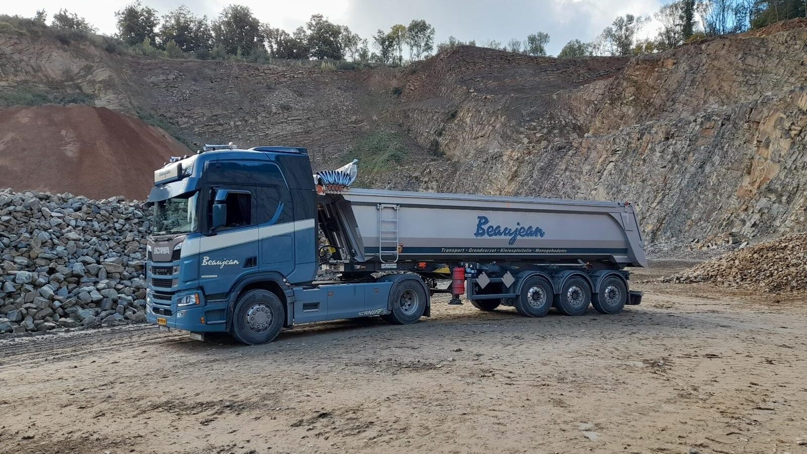 Beaujean Scania kieper actief in groeve Modave