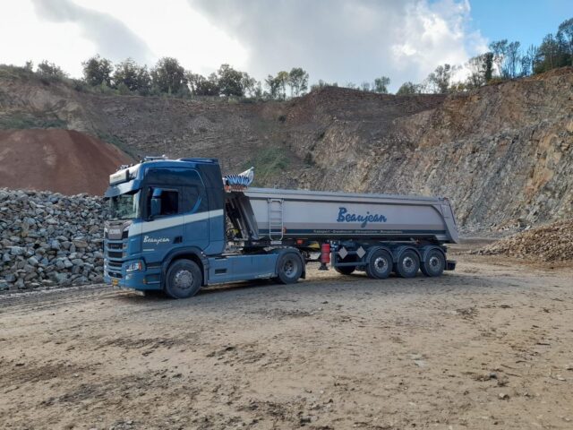 Beaujean Scania kieper actief in groeve Modave